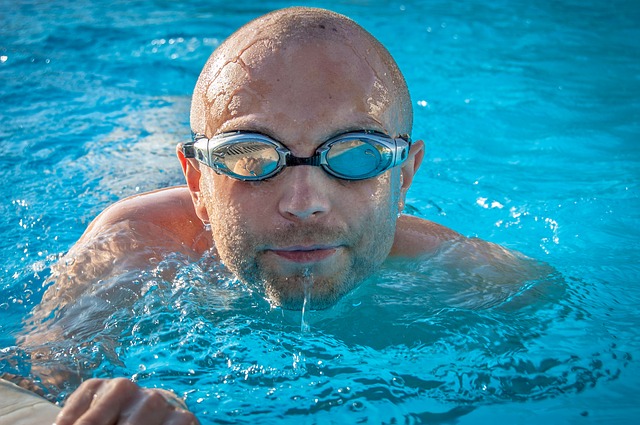 plavec s brýlemi