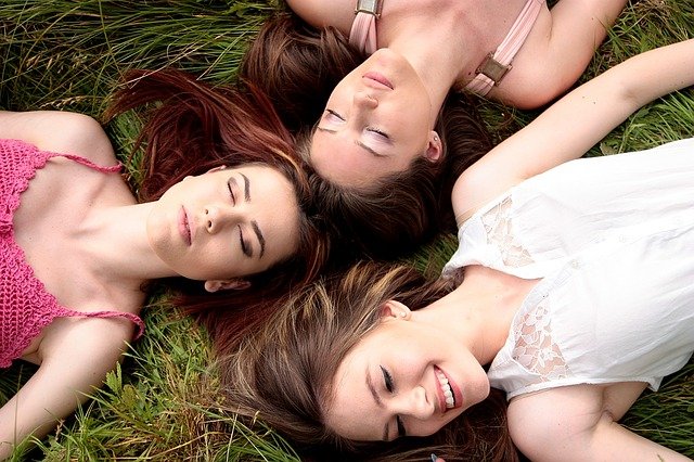 dívky odpočívající v trávě