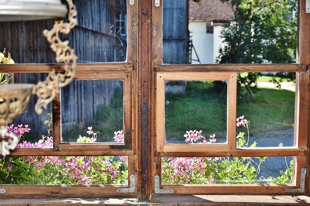 staré okno do zahrady