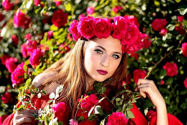 dívka v růžích