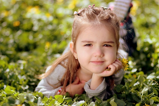 krásná dívka v trávě