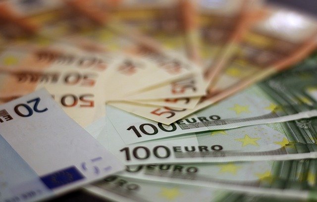 rozložené bankovky eura