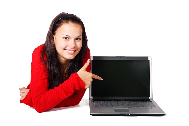 dívka a laptop